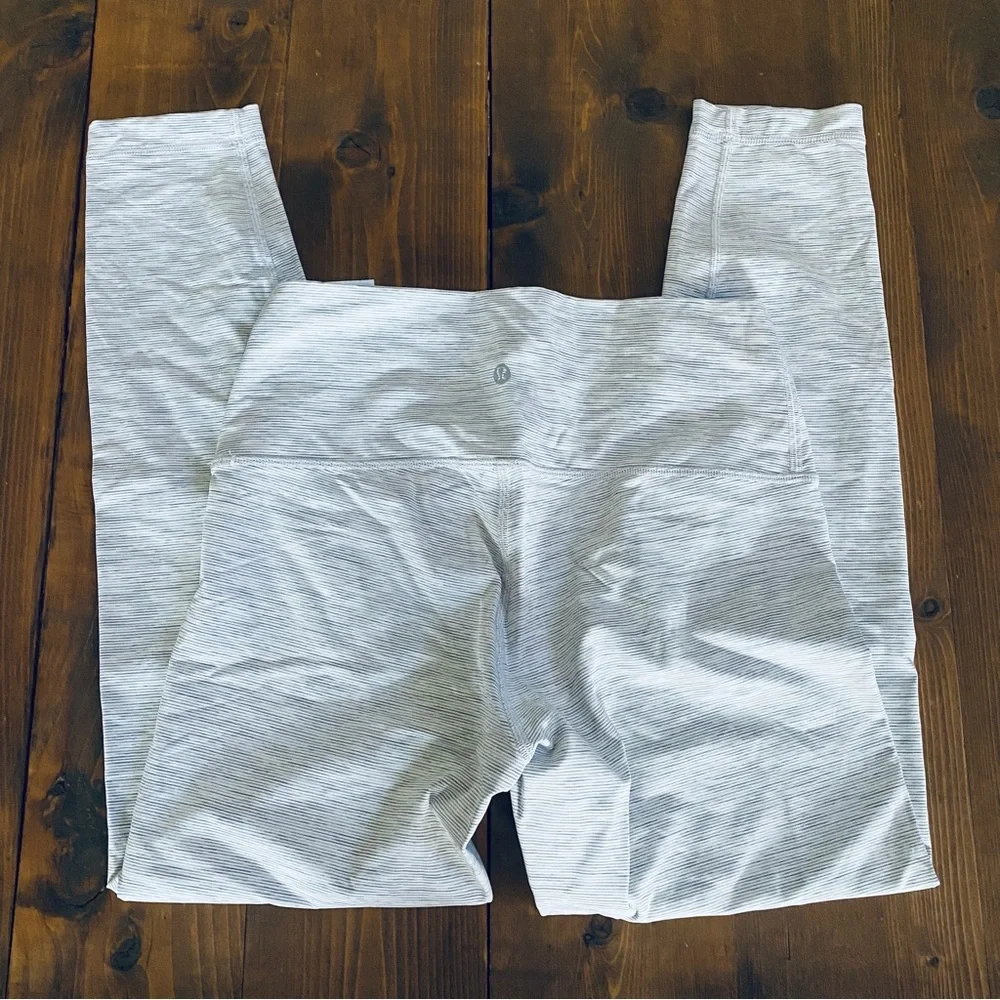Lululemon Like New light gray striped cropped leggings